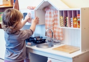 Kinderküche im Landhaus-Stil - Country Stil (depositphotos.com)