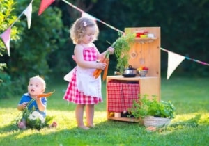 Holzkinderküche für den Garten depositphotos.com