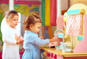 Kinder spielen Kochen in der Spielküche (depositphotos.com)