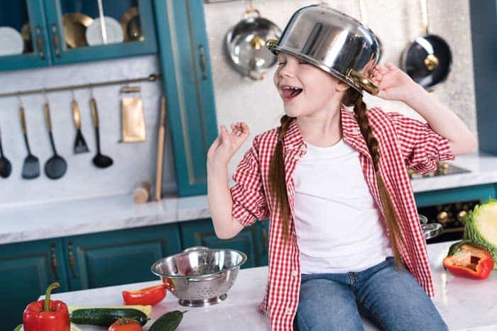 Kinder spielen gerne Kochen und Küche (depositphotos.com)