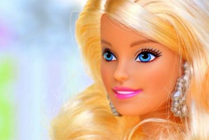 Schöne Puppen suchen eine Puppenküche, wie die Barbie Küche