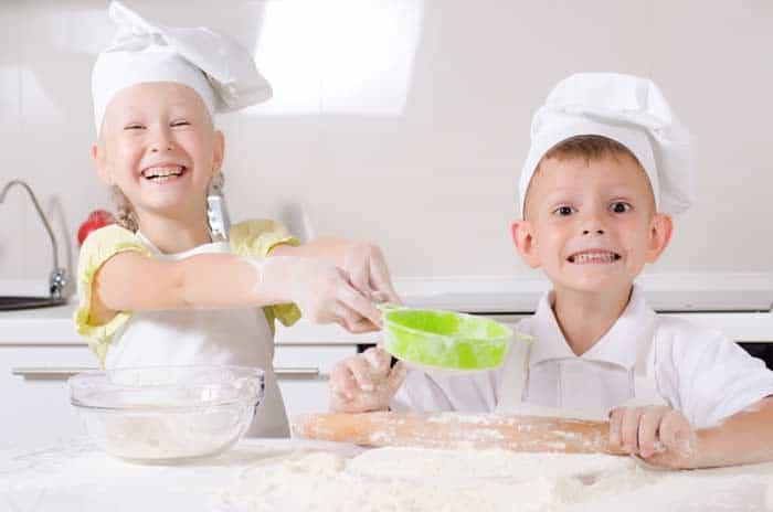 Kinder Backen (depositphotos.com)