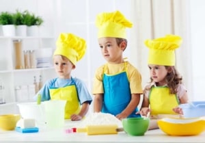 Kinder backen mit einem Kinder Backset (depositphotos.com)