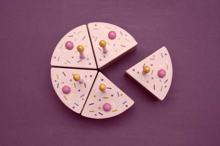 Gleichmäßige Stücke von Kinderkuchen (depositphotos.com)