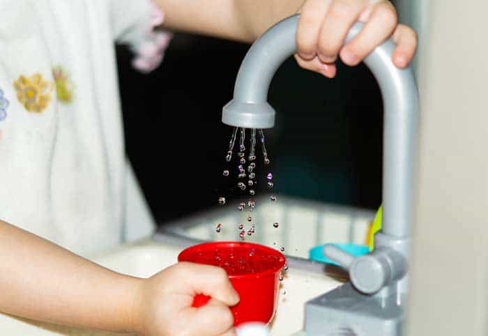 Kinderspülbecken mit Wasserhahn (depositphotos.com)