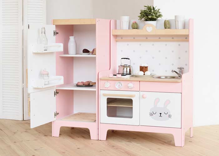 Kinderküche mit Kinder Kühlschrank mit offenen Türen (depositphotos.com)