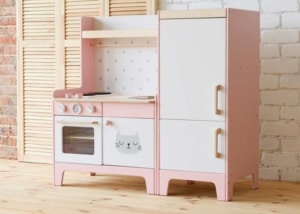 Kinderküche mit Kinder Kühlschrank (depositphotos.com) 
