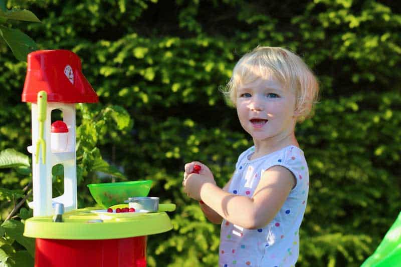Outdoor Küche aus Kunststoff für Kinder (depositphotos.com)
